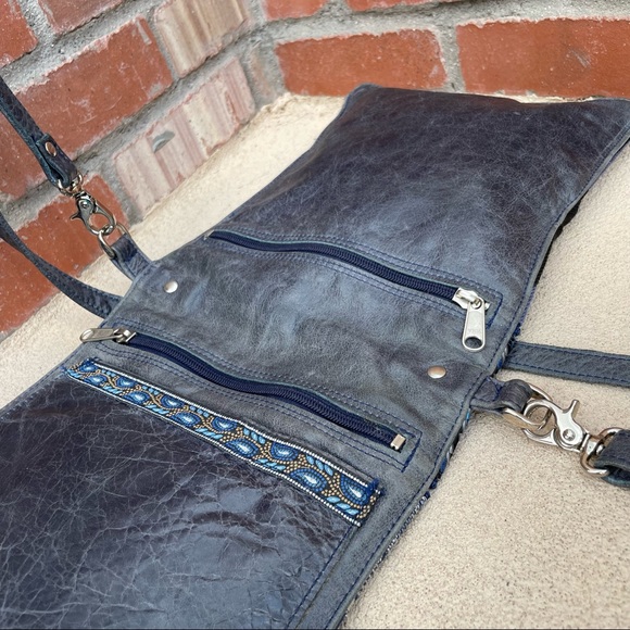 HASbags🇺🇸Reversible Leather/Fabric Flip Crossbody Bag - Picture 4 of 7